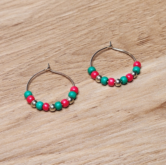 Christmas Red & Green Beaded Gold Hoops Earrings Glass Seed Beads Handmade - Picture 3 of 4